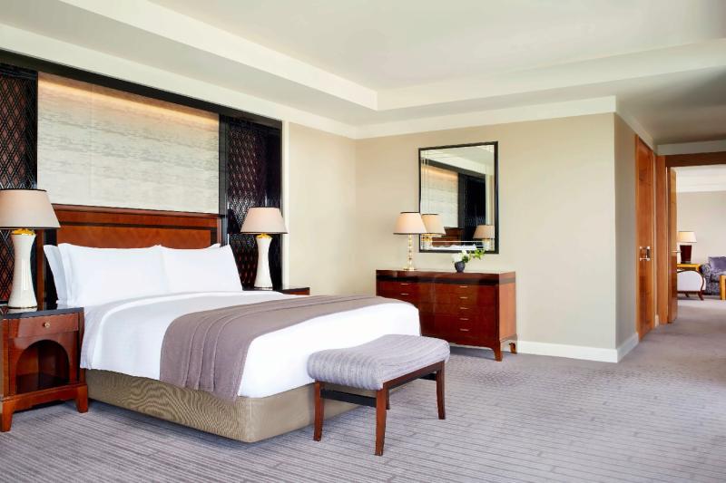 Carlton Skyline View Suite