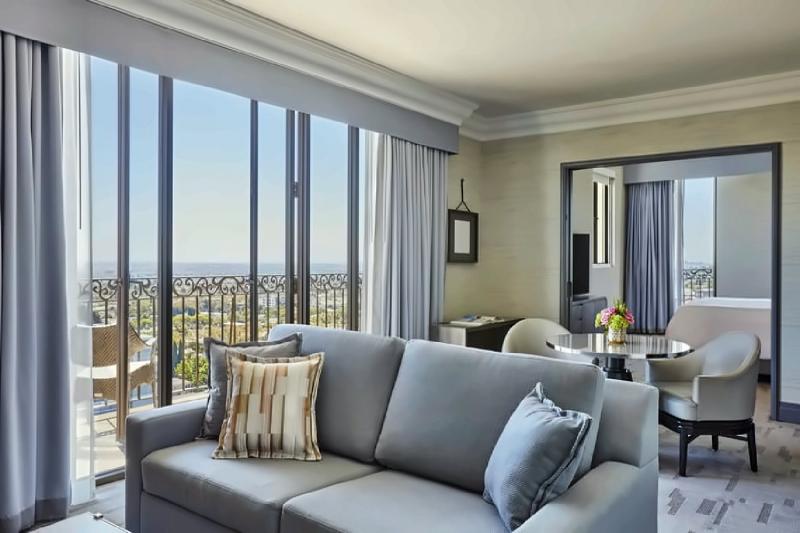 Corner Beverly Suite