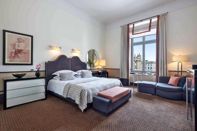 Deluxe Bebelsquare Room