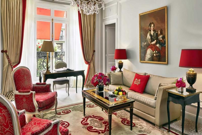 Avenue Montaigne Deluxe Suite