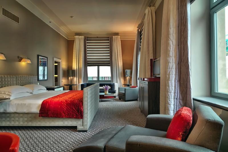 Junior  Courtyard View Suite